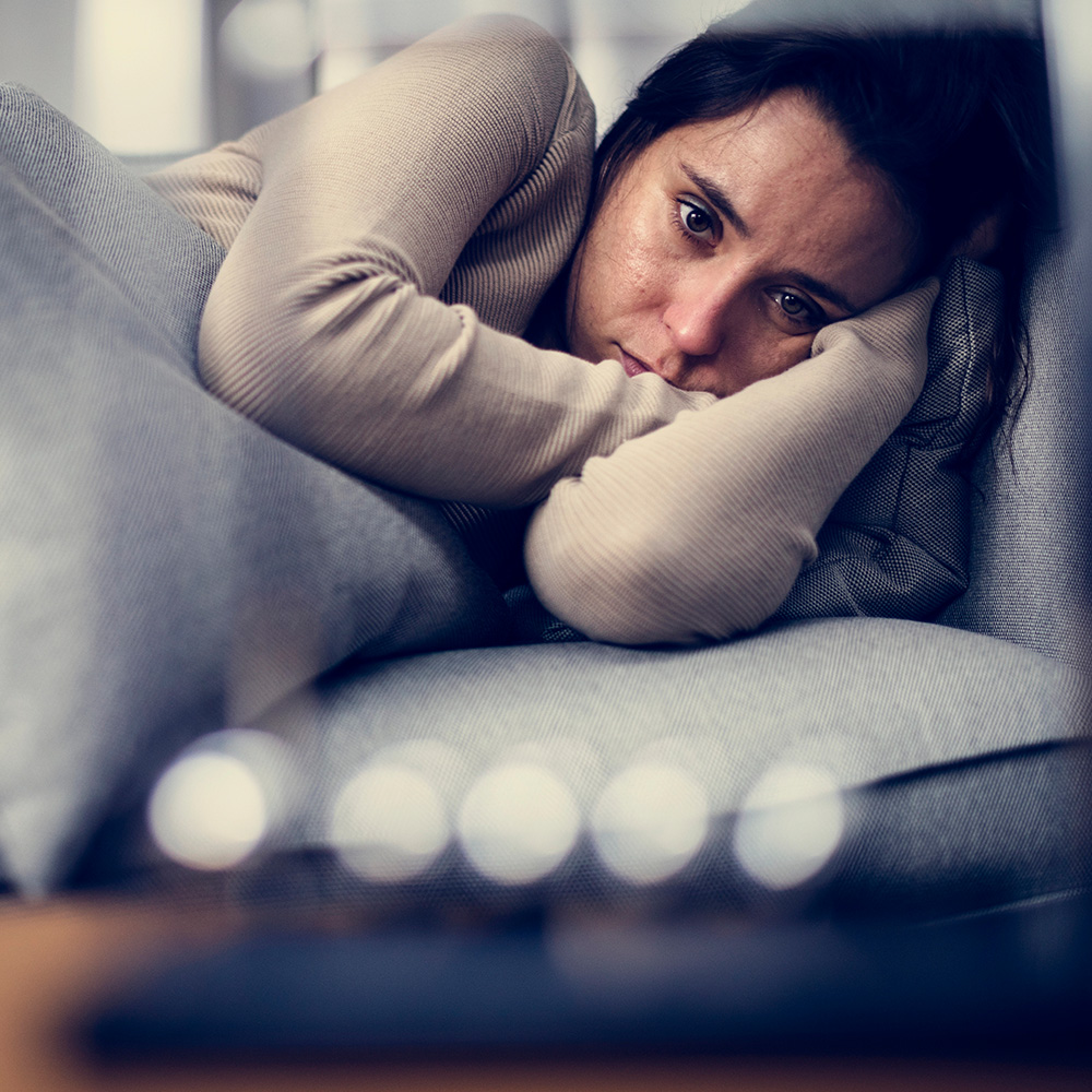 mujer-deprimida-en-su-sofa